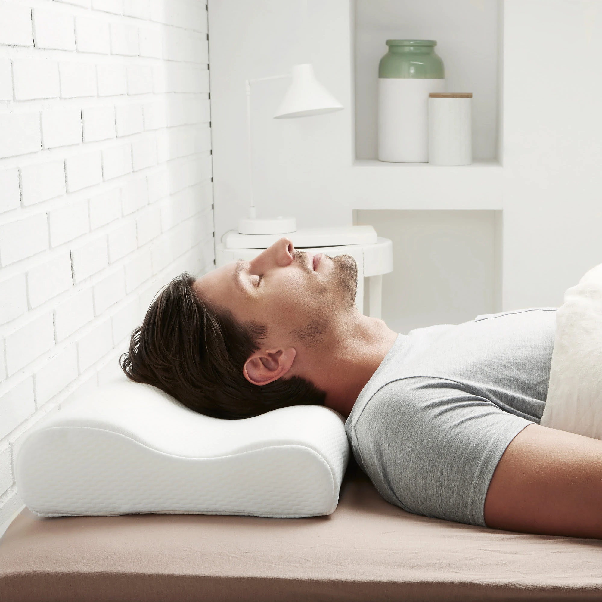 Erwin Müller Nackenstützkissen Mit Wellenschnitt In Weiß – Bild 5