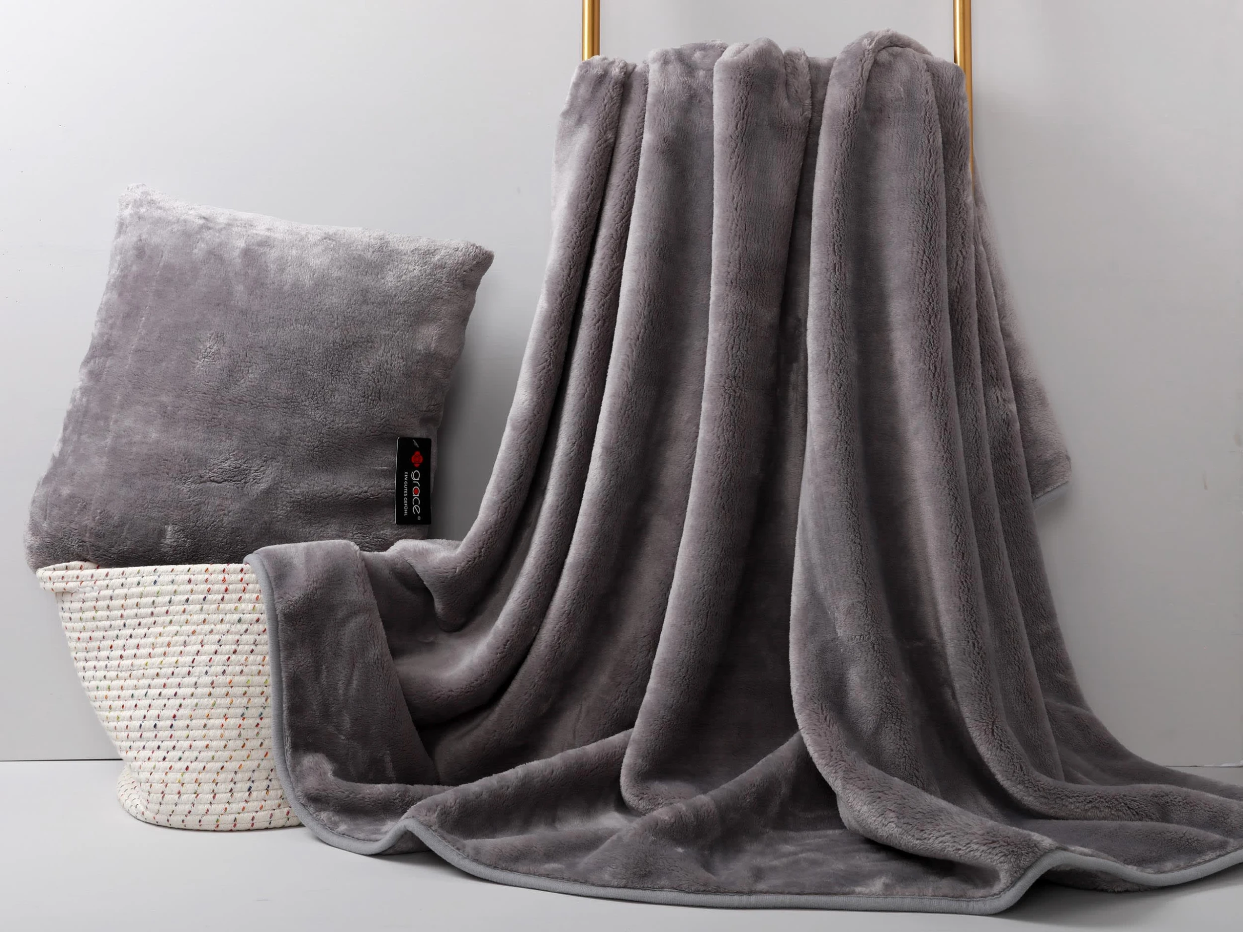 Grace Grand Spa Kuscheldecke In Dunkelgrau – Bild 2