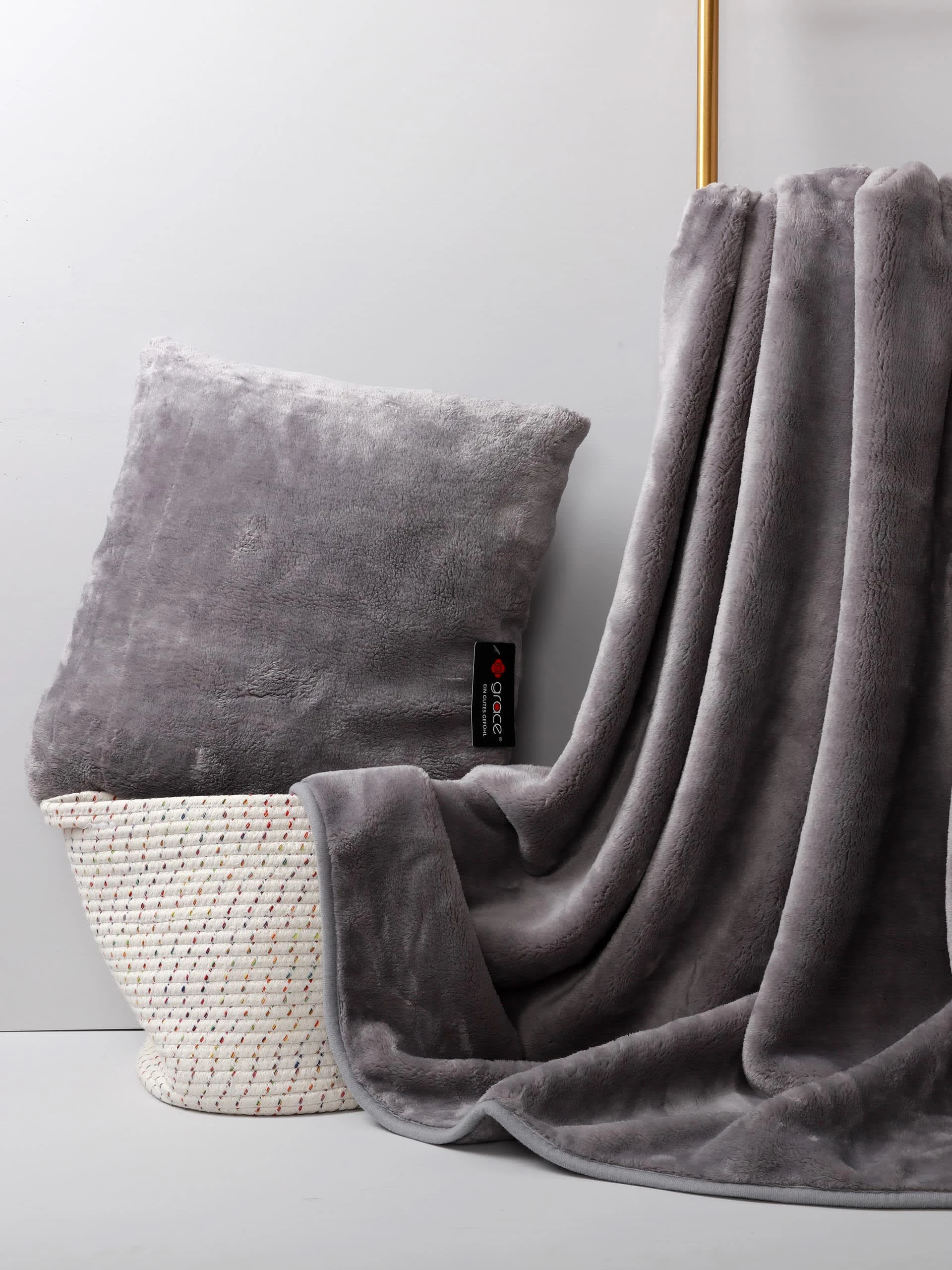 Grace Grand Spa Kuscheldecke In Dunkelgrau – Bild 4