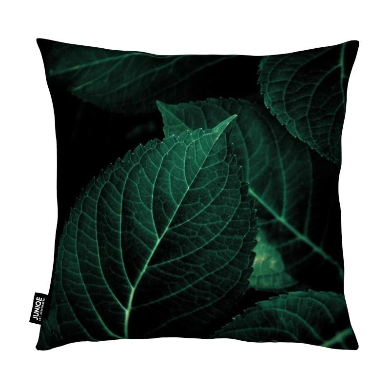 Juniqe Kissen "Dark Leaves 1" In Grün & Schwarz – Bild 2