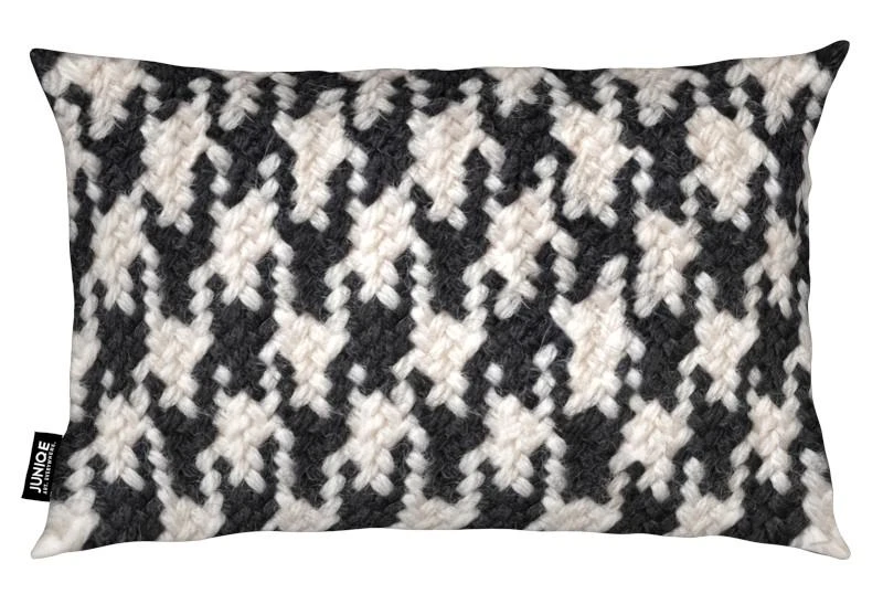 Juniqe Kissen "Houndstooth Pattern" In Schwarz & Weiß – Bild 2
