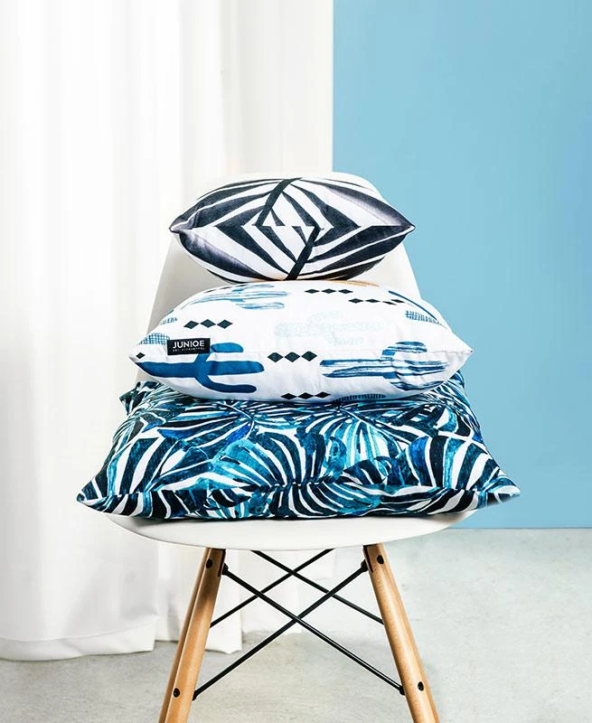 Juniqe Kissen "Into The Deep 2" In Blau & Grau – Bild 3