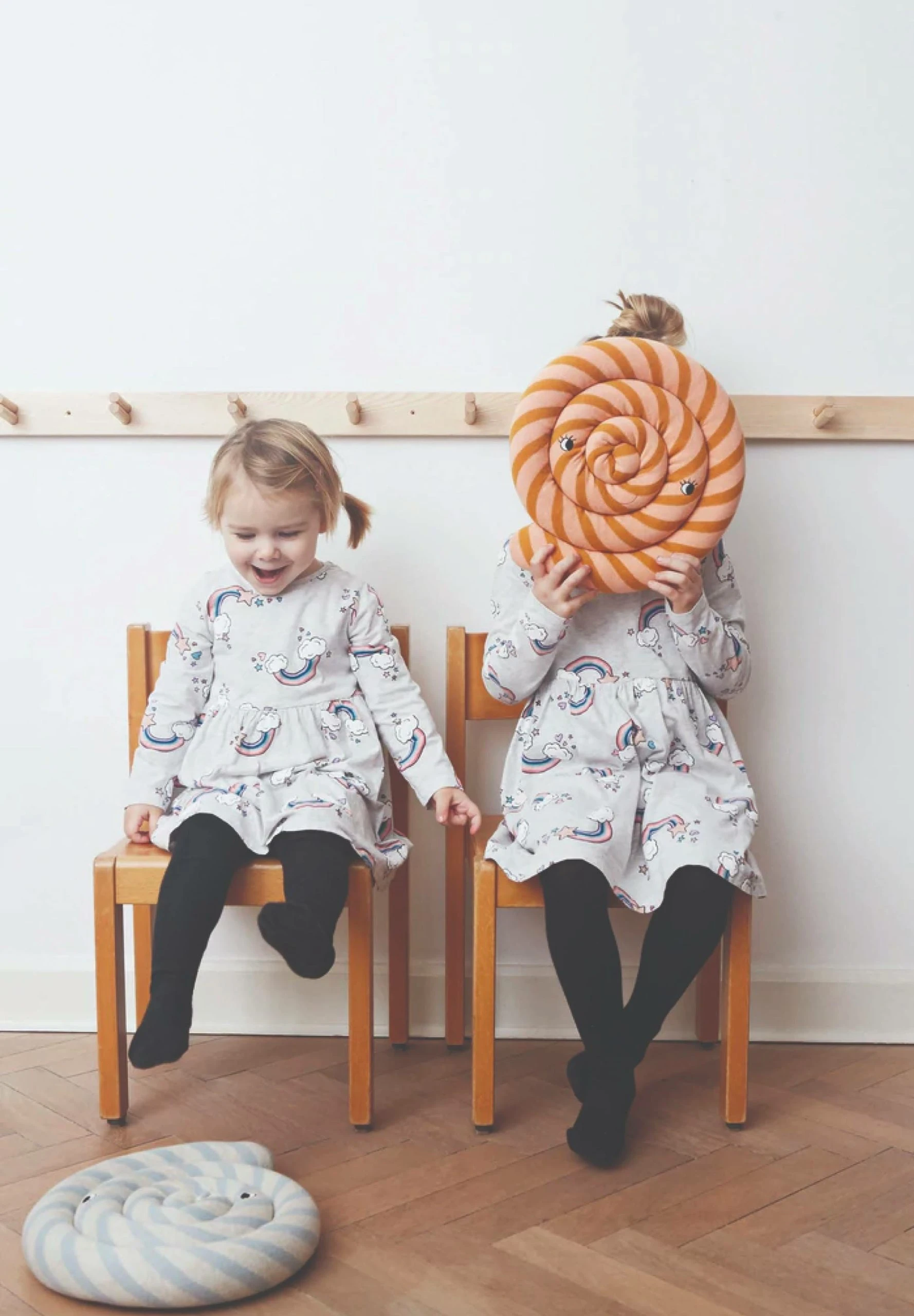 OYOY Kuschelkissen Lollipop Cushion In Blue – Bild 4